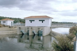 A través de la Sociedad Mercantil Estatal de Infraestructuras Agrarias (SEIASA)