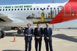 El ministro ha participado en la presentación de un avión de la compañía Iberia vinilado con el lema de la campaña de promoción “Olive Oil World Tour”