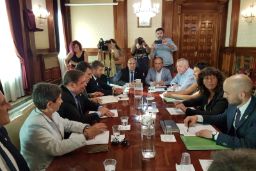 Hoy, en Lleida, acompañados por representantes de los ganaderos