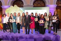 EN LA ENTREGA DE LOS PREMIOS EXCELENCIA A LA INNOVACIÓN PARA MUJERES RURALES 
