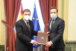 Hoy, en la firma del convenio con la Empresa Nacional de Innovación (ENISA)