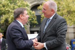 Hoy, en Vigo, junto al comisario europeo Costa Kadis