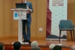 HOY, EN LA ASAMBLEA DE LA FEDERACIÓN ESPAÑOLA DEL VINO (FEV) CELEBRADA EN SANTIAGO DE COMPOSTELA