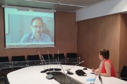 A TRAVÉS DE VIDEOCONFERENCIA 