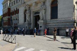 En la entrada de la sede principal del Departamento