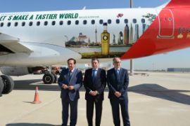 El ministro ha participado en la presentación de un avión de la compañía Iberia vinilado con el lema de la campaña de promoción “Olive Oil World Tour”