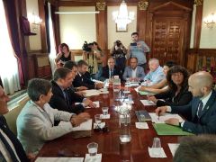 Hoy, en Lleida, acompañados por representantes de los ganaderos