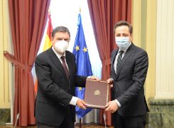 Hoy, en la firma del convenio con la Empresa Nacional de Innovación (ENISA)