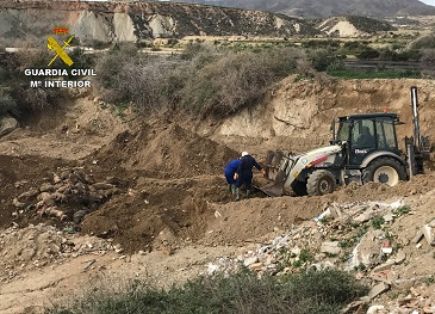 La Guardia Civil esclarece un delito contra los recursos naturales y el medio ambiente en una granja de cerdos, gracias a la colaboración ciudadana.