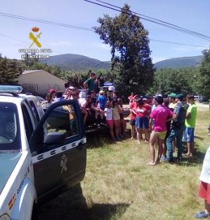 El SEPRONA de la Guardia Civil,  realiza una jornada de convivencia con niños en la que se habló de la prevención de incendios, así como de otras...