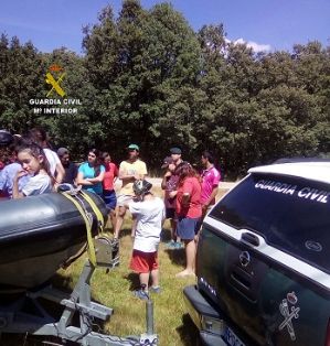 El SEPRONA de la Guardia Civil,  realiza una jornada de convivencia con niños en la que se habló de la prevención de incendios, así como de otras...