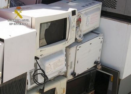 La Guardia Civil inmoviliza miles de residuos ilegales, en el marco de la operación ‘NO FROST’ del  ‘Plan para la protección del medio ambiente’. 