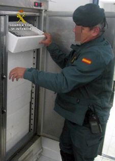 La Guardia Civil decomisa cerca de una tonelada de pescado en mal estado, en una pescadería.