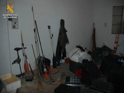 El SEPRONA de la Guardia Civil, dentro de la Operación Glanis,  localiza una nave utilizada para almacenamiento y manipulación de pescado,...