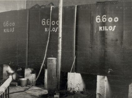 Almazaras, depósitos de aceite, Tarancón (Cuenca).<br/>Autor: José Panero Pérez. 1953. MAPA.<br/>