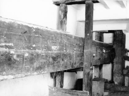 Olivo, prensa antigua de madera "xin"<br/>Autor: Eudaldo Pedrola Millán. 1955. MAPA.<br/>