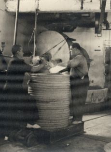 Olivo, llenando capachos para prensar.<br/>Autor: Eudaldo Pedrola Millán. 1955. MAPA.<br/><br/>