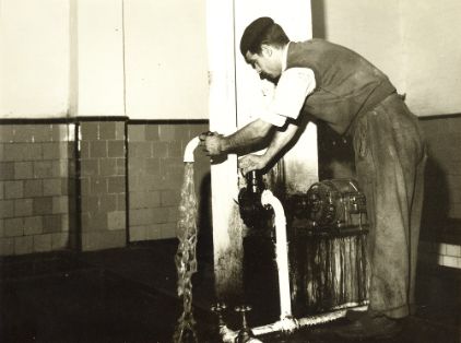 Olivo, almazara. Cooperativa del Campo de Arjona (Jaén)”<br/>Autor: Eufrasio Martínez Valero. 1959. MAPA.<br/>