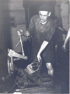 Almazara de la Cooperativa del Campo de Arjona (Jaén).<br/>Autor: Eufrasio Martínez Valero. 1959. MAPA.<br/>