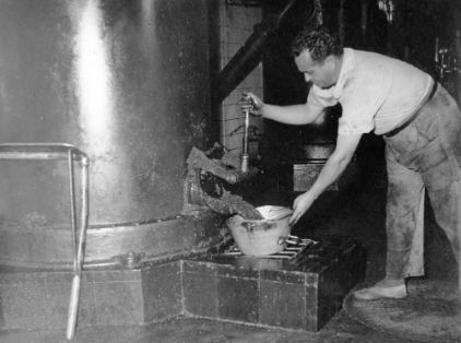 Almazara de la Cooperativa Agrícola San Juan (Jaén).<br/>Autor: Antonio Illanas Calleja. 1959. MAPA<br/>