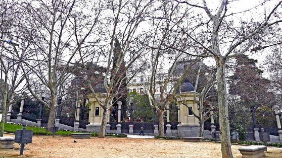 Verja de hierro que delimita la parcela del Palacio de Fomento. Foto: Cecilia Galbis.