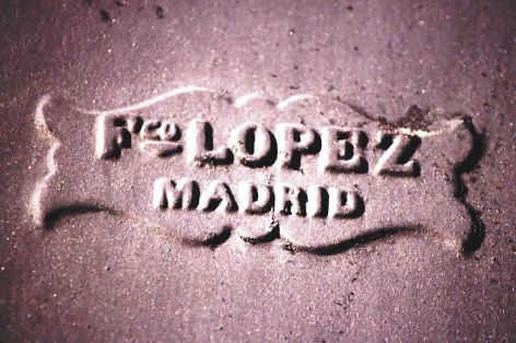 Firma de Francisco López, taller donde fundió la verja de hierro. Foto extraída del libro El Palacio de Fomento.