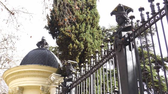 Verja de hierro que delimita la parcela del Palacio de Fomento. Foto: Cecilia Galbis.