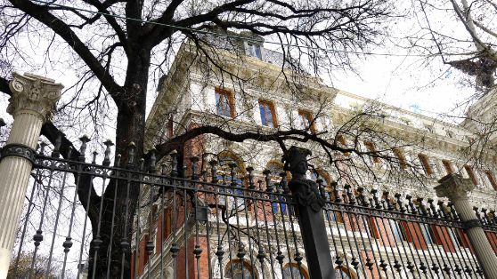 Verja de hierro que delimita la parcela del Palacio de Fomento. Foto: Cecilia Galbis.