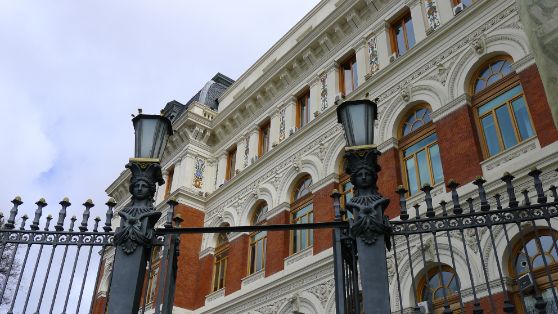 Verja de hierro que delimita la parcela del Palacio de Fomento. Foto: Cecilia Galbis.