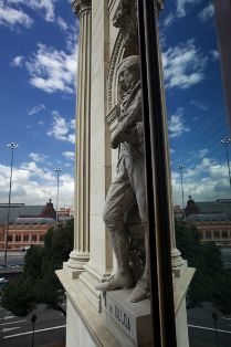 Fachada del Palacio de Fomento. Estatua de Antonio Ulloa, cosmógrafo y marino ilustrado. Obra de José Alcoverro. Foto: Valentín Álvarez.