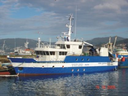 Buque atracado en muelle del astillero