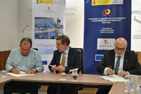 Los presidentes de SEIASA y de la comunidad de regantes han rubricado hoy el convenio