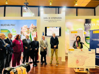 HOY, EN EL ACTO DE FIRMA DE UN CONVENIO ENTRE SEIASA Y LA COMUNIDAD DE REGANTES DEL CANAL DEL ZÚJAR