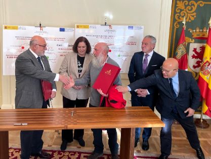 Con la firma de tres convenios