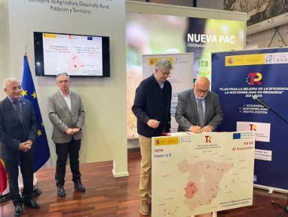 HOY, EN EL ACTO DE FIRMA DE UN CONVENIO ENTRE SEIASA Y LA COMUNIDAD DE REGANTES DEL CANAL DEL ZÚJAR