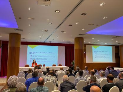 Hoy, en una jornada organizada por las organizaciones agrarias del sector lácteo, en Hoznayo (Cantabria)