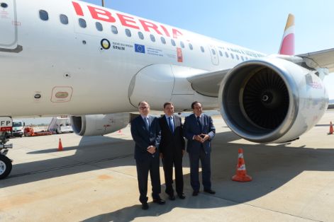 El ministro ha participado en la presentación de un avión de la compañía Iberia vinilado con el lema de la campaña de promoción “Olive Oil World Tour”