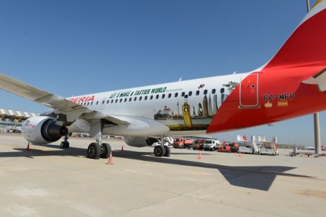 El ministro ha participado en la presentación de un avión de la compañía Iberia vinilado con el lema de la campaña de promoción “Olive Oil World Tour”