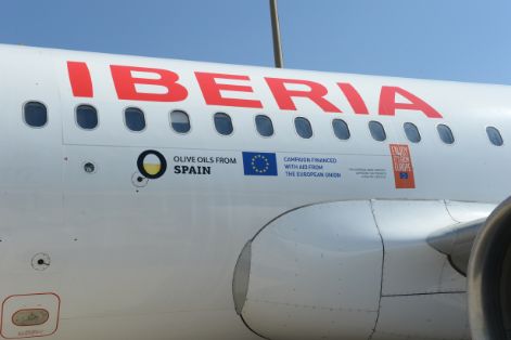 El ministro ha participado en la presentación de un avión de la compañía Iberia vinilado con el lema de la campaña de promoción “Olive Oil World Tour”
