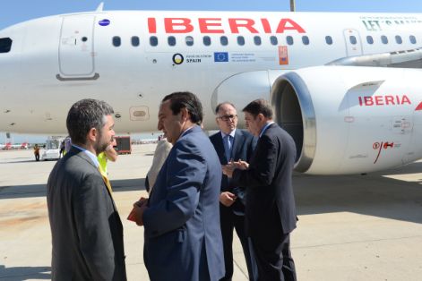El ministro ha participado en la presentación de un avión de la compañía Iberia vinilado con el lema de la campaña de promoción “Olive Oil World Tour”