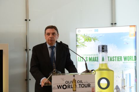 El ministro ha participado en la presentación de un avión de la compañía Iberia vinilado con el lema de la campaña de promoción “Olive Oil World Tour”