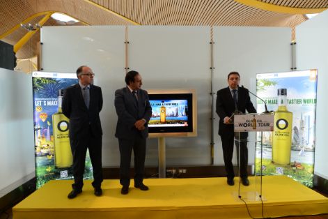 El ministro ha participado en la presentación de un avión de la compañía Iberia vinilado con el lema de la campaña de promoción “Olive Oil World Tour”