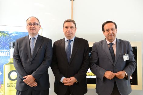 El ministro ha participado en la presentación de un avión de la compañía Iberia vinilado con el lema de la campaña de promoción “Olive Oil World Tour”