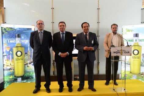 El ministro ha participado en la presentación de un avión de la compañía Iberia vinilado con el lema de la campaña de promoción “Olive Oil World Tour”