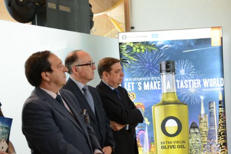 El ministro ha participado en la presentación de un avión de la compañía Iberia vinilado con el lema de la campaña de promoción “Olive Oil World Tour”