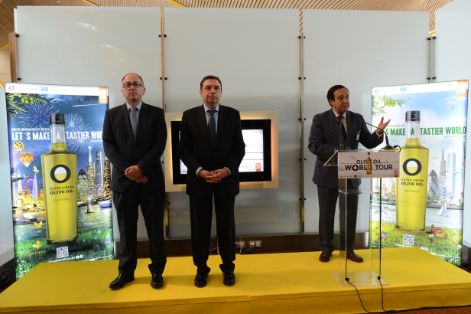 El ministro ha participado en la presentación de un avión de la compañía Iberia vinilado con el lema de la campaña de promoción “Olive Oil World Tour”