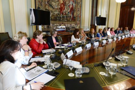 El ministro se reúne con entidades de mujeres rurales 