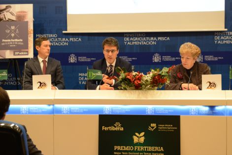 En la entrega de los premios a la mejor tesis doctoral FERTIBERIA 