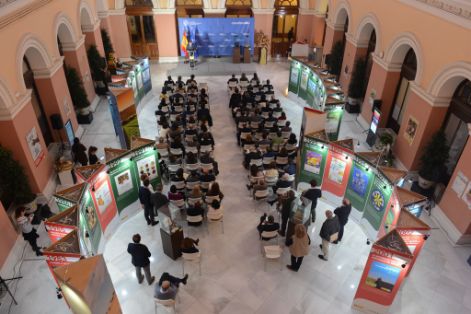 HOY, EN LA PRESENTACIÓN DE UNA EXPOSICIÓN DE CARTELES DEL MINISTERIO, CON MOTIVO DEL 40 ANIVERSARIO DE LA CONSTITUCIÓN ESPAÑOLA