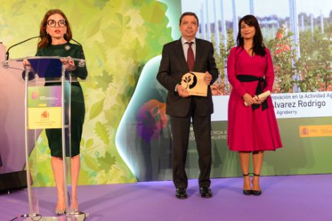 EN LA ENTREGA DE LOS PREMIOS EXCELENCIA A LA INNOVACIÓN PARA MUJERES RURALES 